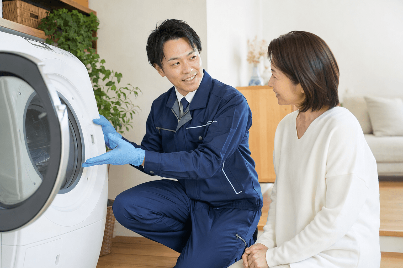 お客様に丁寧に説明している様子